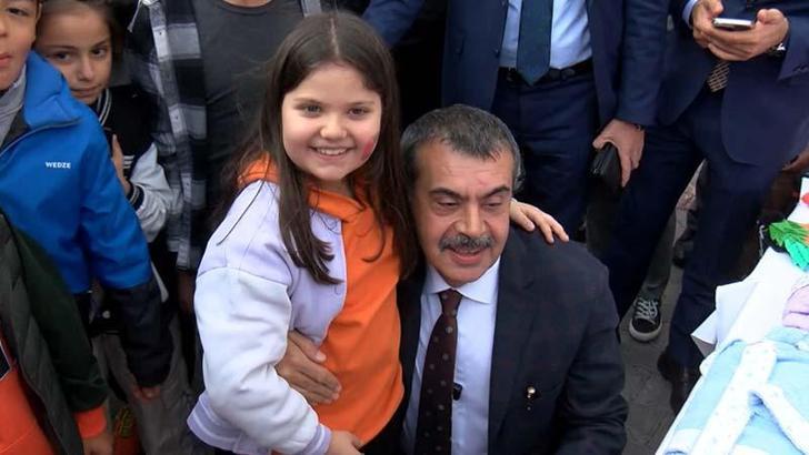 Bakan Tekin, 'Gazze Kermesi'ni ziyaret etti