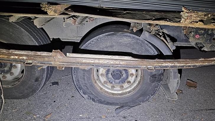 Patlayan lastiği değiştirirken, TIR’ın çarptığı sürücü öldü