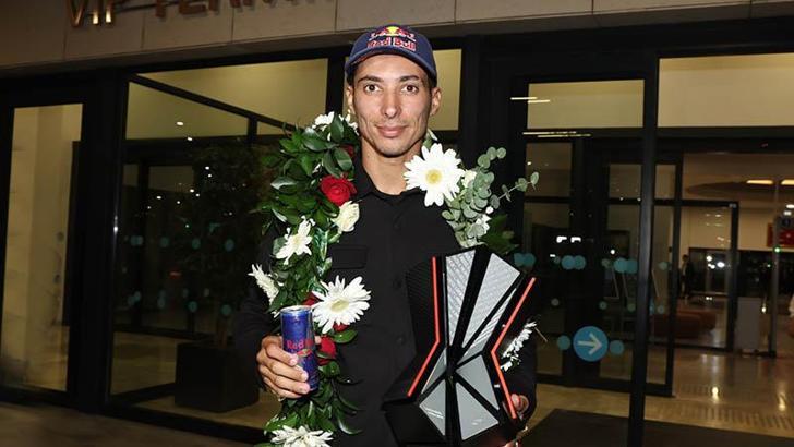 3’üncü kez Dünya Şampiyonu olan Toprak Razgatlıoğlu, yurda döndü