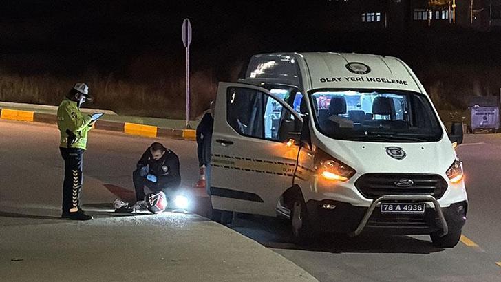 Motosiklet kaldırıma çarptı; 1 ölü, 1 yaralı