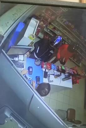 Silahlı şüpheliler akaryakıt istasyonunun marketini soydu