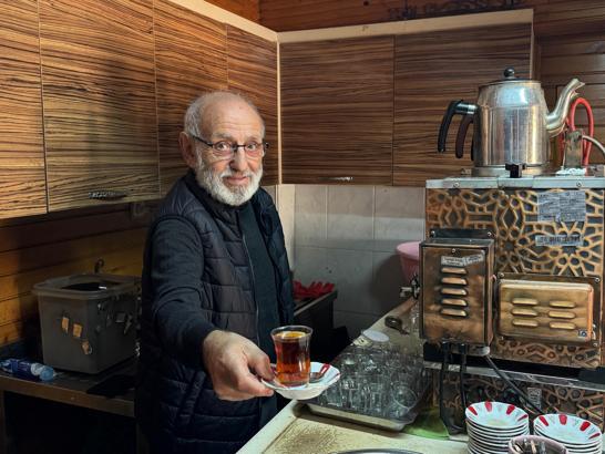 75 yaşındaki ‘Çaycı İsmail Dede’ çalışma azmiyle gençlere örnek oluyor