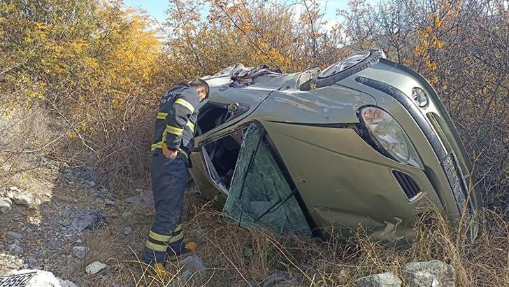 Otomobil bariyere çarpıp devrildi: 2 yaralı