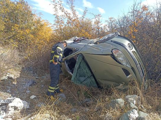 Otomobil bariyere çarpıp devrildi: 2 yaralı