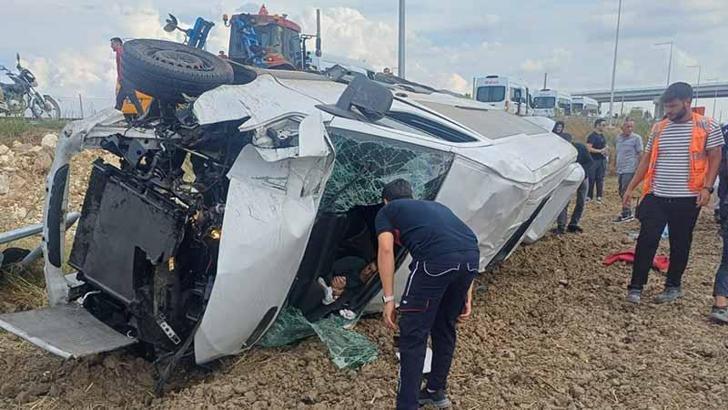 Hava yolu firmasının personelini taşıyan minibüs devrildi: 1'i ağır 5 yaralı