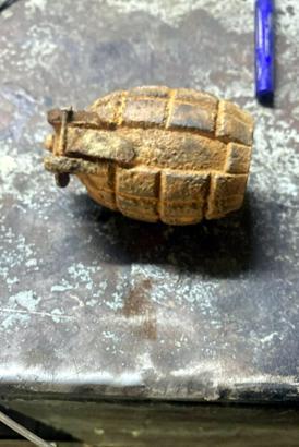 Tarlada bulduğu el bombasını babasının iş yerine götürdü