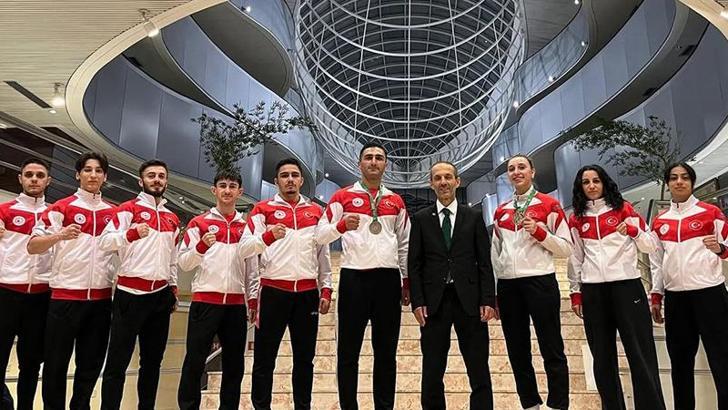 Türkiye Wushu Milli Takımı dünya şampiyonu unvanıyla yurda döndü