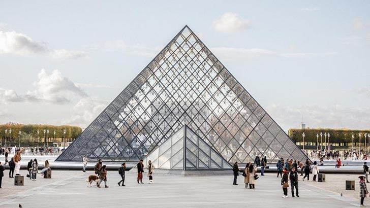 Louvre Müzesi yeniden ziyarete açıldı
