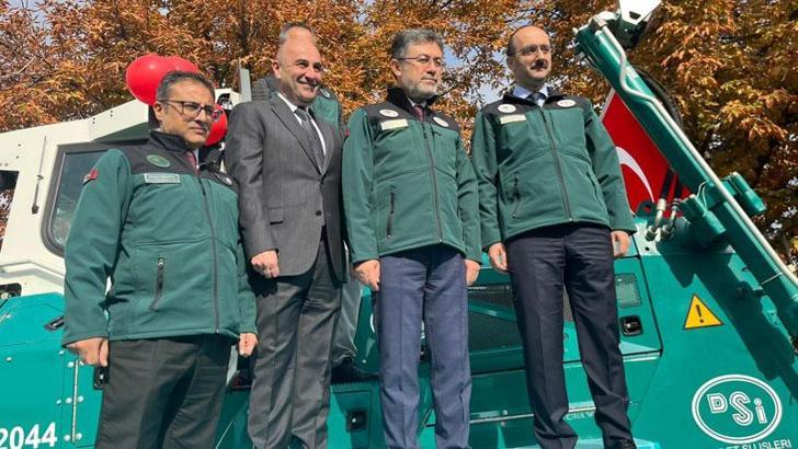 Bakan Yumaklı: DSİ'deki dozer sayımız 245'e yükseldi