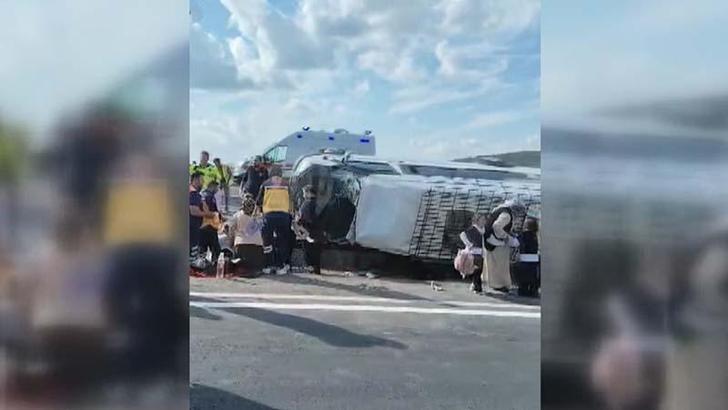 Osmaniye’de yolcu minibüsü refüje devrildi: 13 yaralı