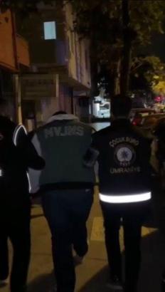 İstanbul- Kadıköy'de metroda elinde tüfekle video çeken kişi gözaltına alındı