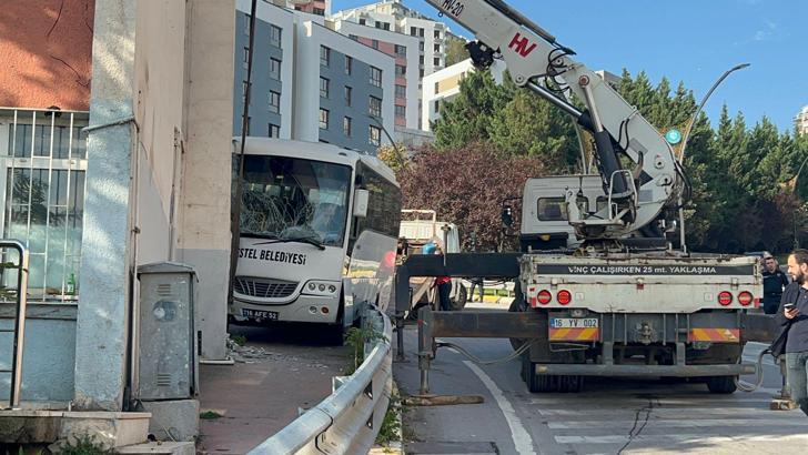 Cenaze dönüşü, polis ve yakınlarını taşıyan midibüs duvara çarptı: 3’ü polis, 7 yaralı