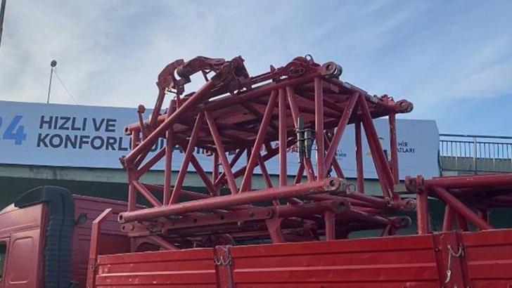 Bakırköy'de vinç parçası yüklü TIR köprüye sıkıştı