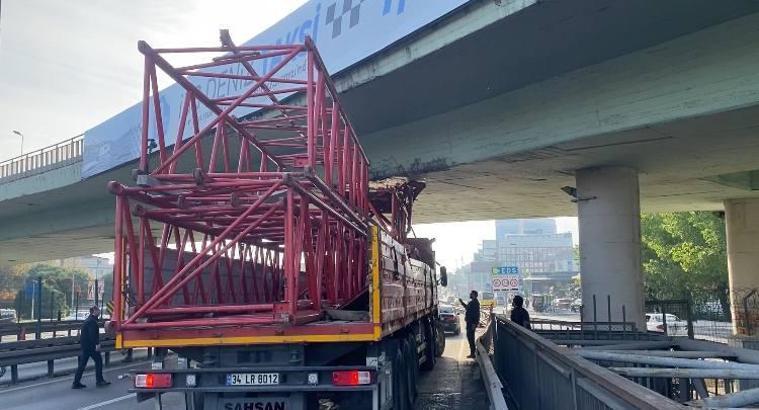 İstanbul - Bakırköy'de vinç parçası yüklü TIR köprüye sıkıştı