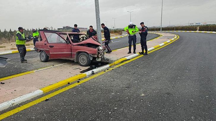 Aydınlatma direğine çarpan otomobilin sürücüsü öldü, eşi yaralandı