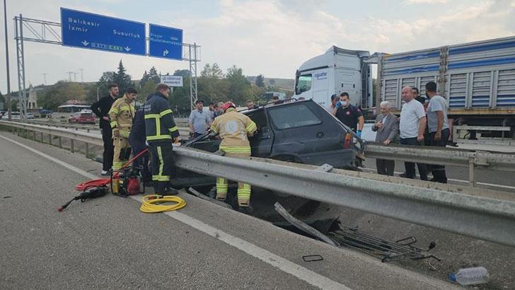 Bursa'da kontrolden çıkan otomobil rejüfe çarptı: 4 yaralı