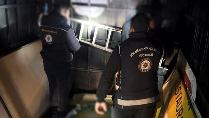 Bitlis'te kamyonet kasasındaki gizli bölmede 12 kaçak göçmen yakalandı: 2 tutuklama