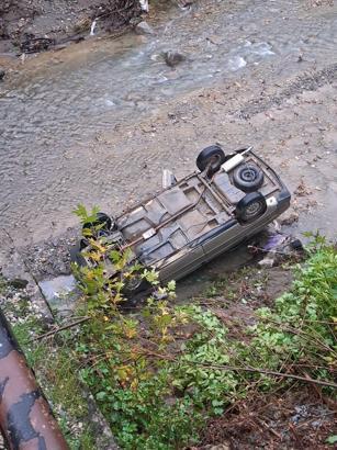 Adana'da otomobil köprüden düştü; 2 yaralı