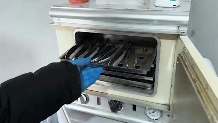 Sahte diş kliniğine operasyon: Tıbbi malzeme ile 21 bin 400 dolar ve 65 bin 900 lira ele geçirildi