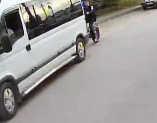 Bisikletli çocuk, minibüsün altından kalmaktan son anda kurtuldu