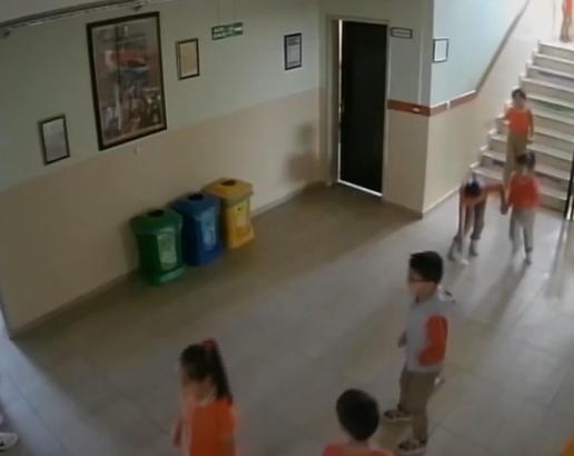 Koridordaki atıkları geri dönüşüm kutusuna koyan öğrenciler ödüllendirildi