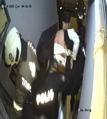 İstanbul - Kağıthane’de annesini darbedip kendisini odaya kilitledi; itfaiye kapıyı kırdı; polis yakaladı