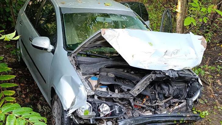 Otomobil evin bahçesine uçtu, 4 üniversite öğrencisi yaralandı