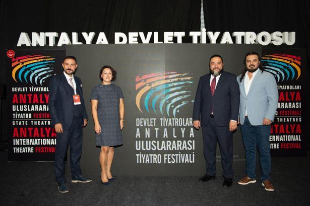 Fuarda tiyatro vitrine çıktı
