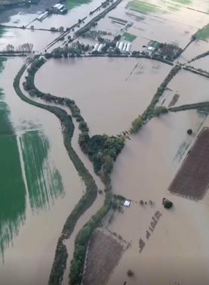 Gökçeada'da sağanak su baskınlarına yol açtı; heyelan nedeniyle yol kapandı (2)