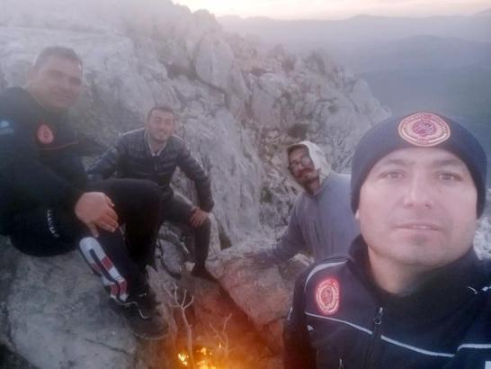 İnceleme için çıktıkları dağda kaybolan 2 mühendis, bulunup askeri helikopterle kurtarıldı (2)