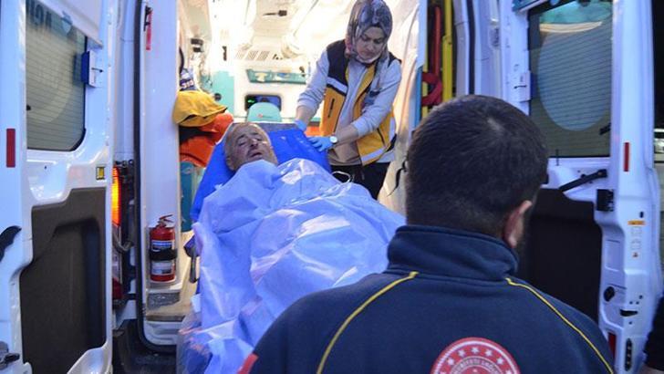 Parkta tartıştığı 5 kişinin saldırısı ile 11 yerinden bıçaklandı