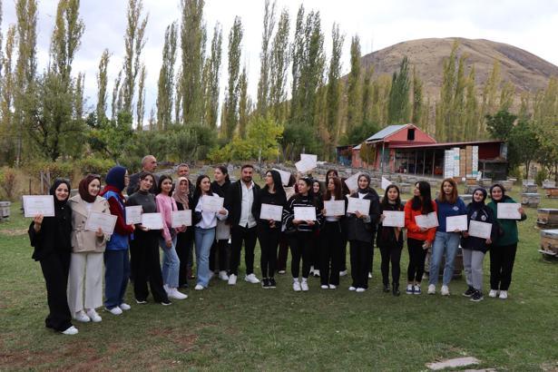 Narman Gençlik Merkezi öğrencileri, organik arıcılık sertifikalarını aldı