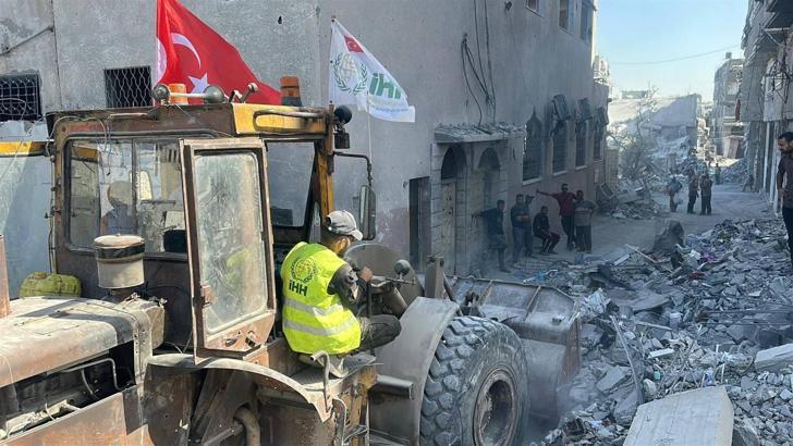 İHH, Gazze’de enkaz temizliği ve su dağıtım çalışmalarını sürdürüyor
