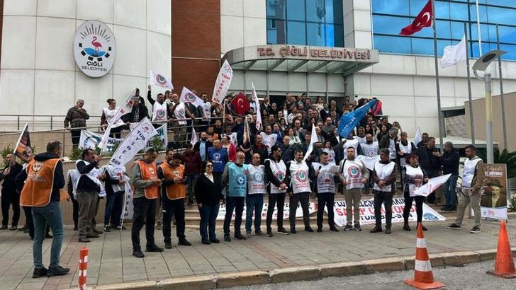 İzmir'de Çiğli Belediyesi memurlarından iş bırakma eylemi
