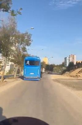 2 kişinin açık kapısında asılarak yolculuk yaptığı özel halk otobüsünün sürücüsüne ceza