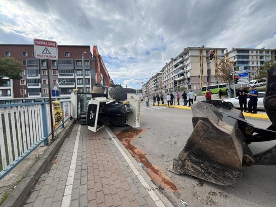 TIR’ın üzerindeki asfalt silindiri devrildi: 1 yaralı