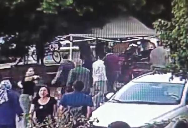 Ağızlıksız dolaştırılan köpeğin 2 kişiyi yaraladığı anlar kamerada