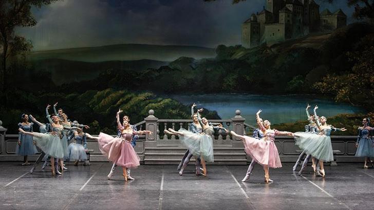 'Kuğu Gölü' balesi AKM'de prömiyer yaptı