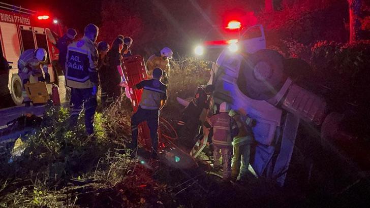 Bursa'da TIR şarampole devrildi: 1 ölü, 1 yaralı