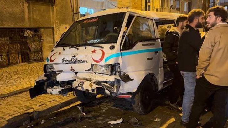 Küçükçekmece'de otomobil park halindeki araçlara çarptı: 2 yaralı