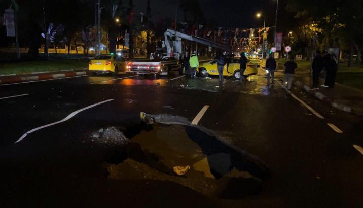 İstanbul - Fatih Vatan Caddesi'nde sağanak nedeniyle yol çöktü