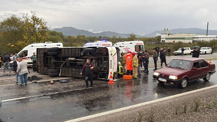 İşçi servis midibüsü devrildi: 1 ölü, 19 yaralı