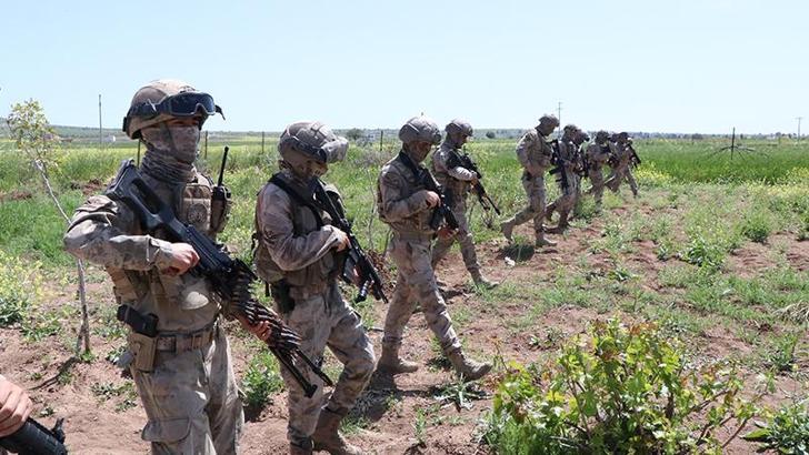 Sınırı kaçak yollarla geçen 2 Suriyeli, yaralı bulundu