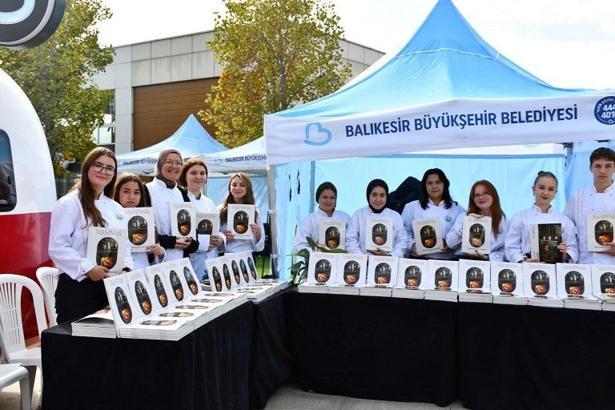 Balıkesir'deki 23 öğrenci, ilin kaybolmuş 60 yemeğini kitaplaştırdı