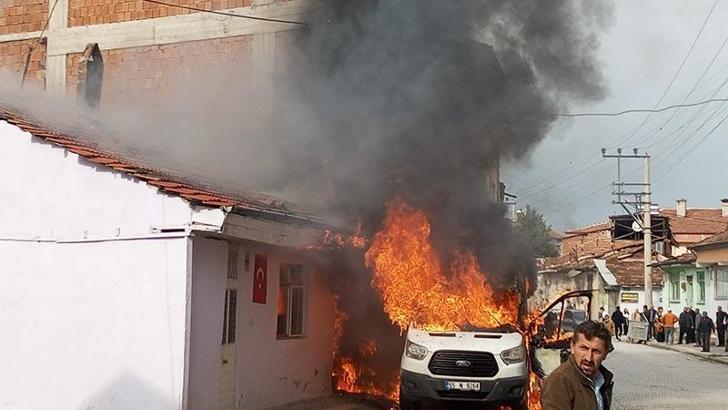 Minibüste çıkan yangında 2 bina zarar gördü