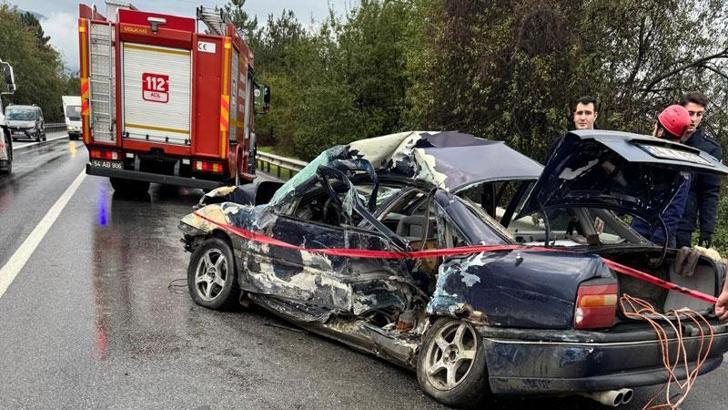 Yolcu otobüsünün çarptığı otomobil bariyere vurdu: 1 ölü, 2 yaralı