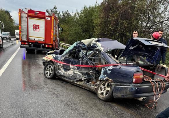 Yolcu otobüsünün çarptığı otomobil bariyere vurdu: 1 ölü, 2 yaralı