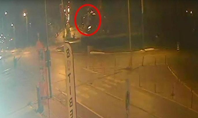 Tank anıtına çarpan otomobilden alev çıktı, o anlar kamerada