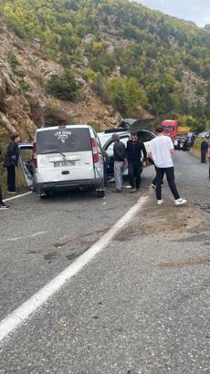 Artvin'de 3 aracın karıştığı zincirleme kazada 4 yaralı