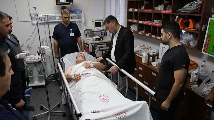 Nöbet tutan polis memuru, kolundan bıçaklandı